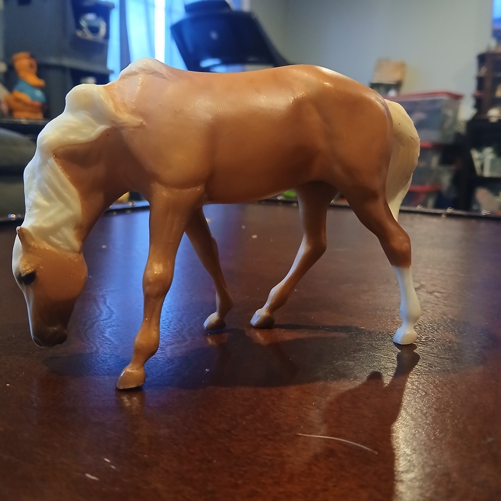 Breyer Reeves Palomino Grazing Mare 4.5